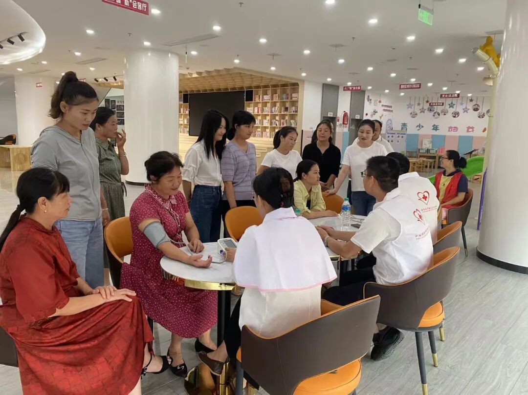 瑞金市南丁格尔志愿服务总队为社区居民进行常规体检、测血糖、血压等检查，提供健康教育、健康咨询等服务。.jpg