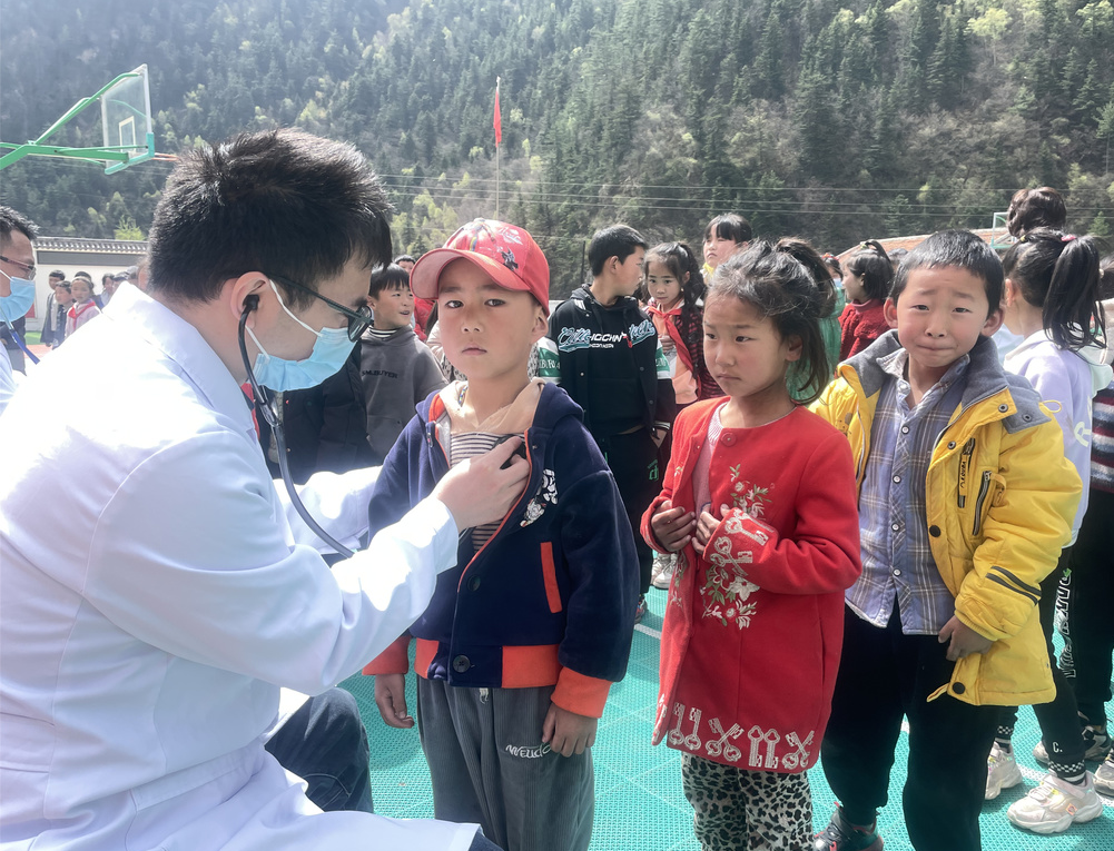 2023年4月18日，四川省阿坝州红十字会联合成都京东方医院在松潘县各乡镇中小学集中开展“先心病患儿筛查公益行动”。川西北的松潘草地，是长征路上最严酷的生死考场。沼泽密布、气候无常，红军多支部队数次穿行其间。饥饿、严寒、泥潭、疾病轮番袭来，无数战士长眠于此。.png