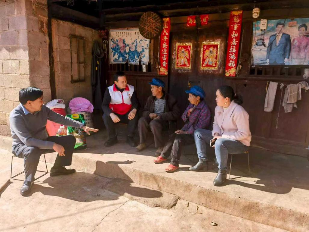 禄劝县红十字会开展博爱助困活动，精准聚焦脱贫不稳定户、大病家庭、困境学生和“一老一小”等重点群体，为全县17个乡镇（街道）16个村（社区）的873户困境家庭送去慰问物资，总价值9.26万余元。.png