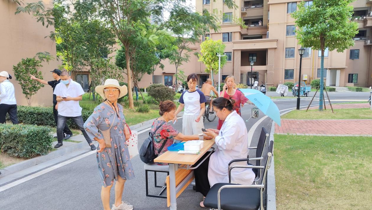 奥林匹克花园：义诊洗垫齐上阵，暖心服务惠邻里