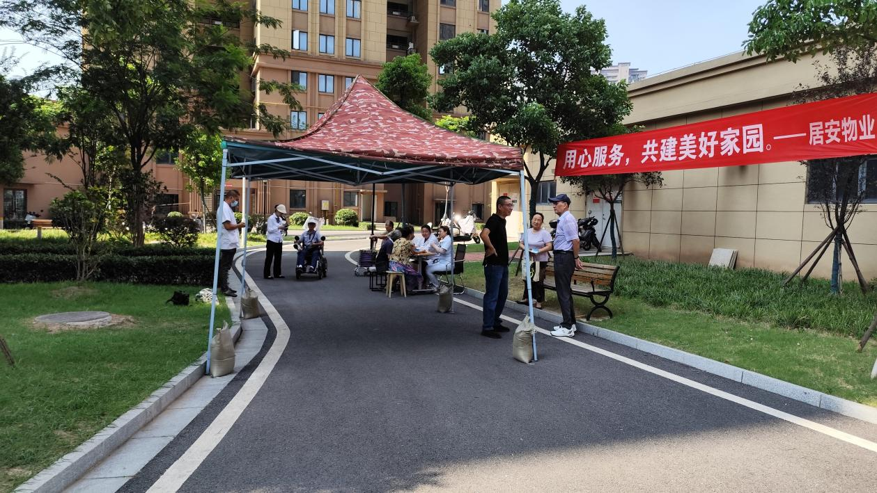 奥林匹克花园：义诊洗垫齐上阵，暖心服务惠邻里