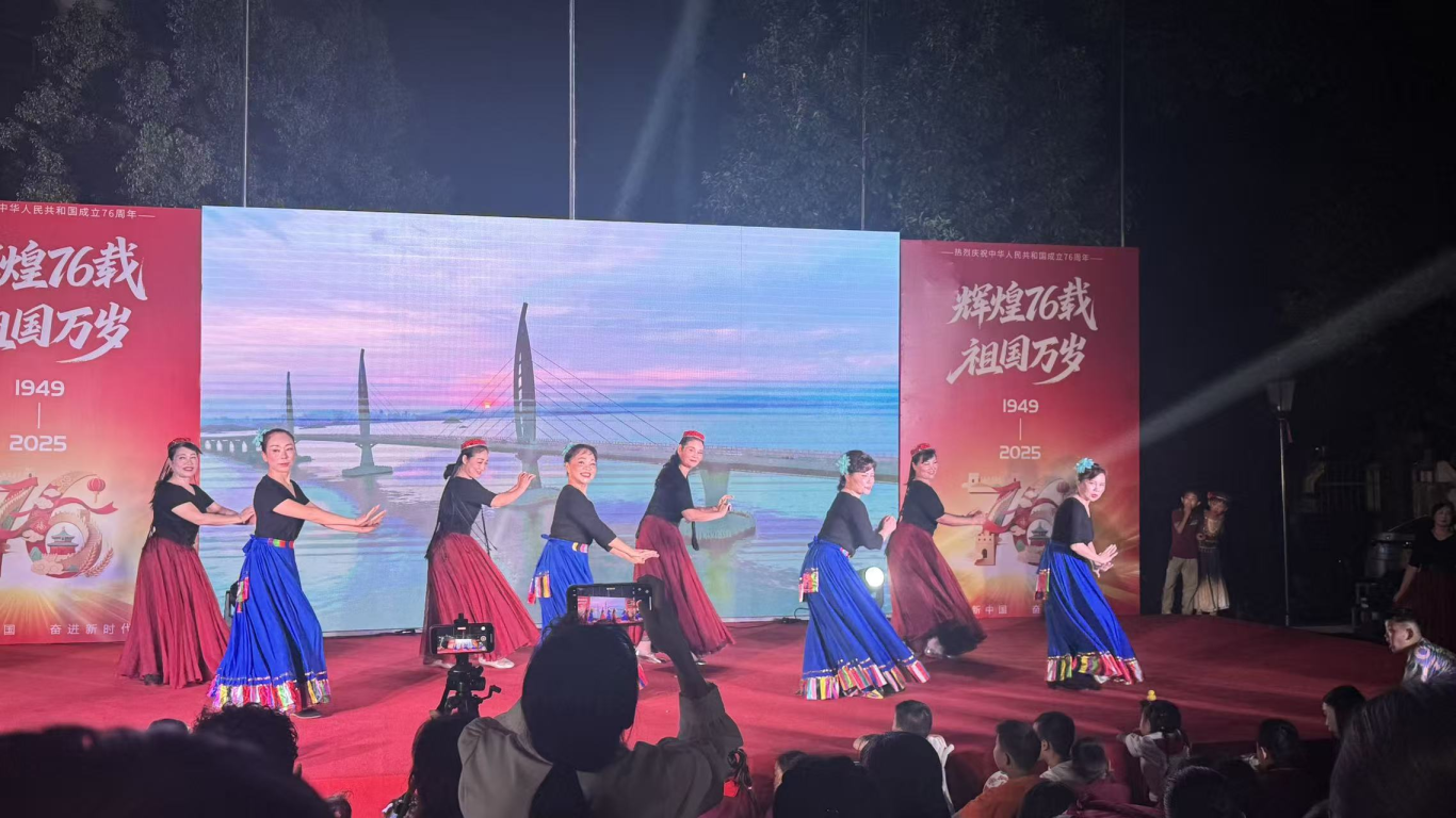 月满华诞夜，邻里共欢腾 ——关西小区“迎中秋庆国庆”联欢晚会圆满落幕