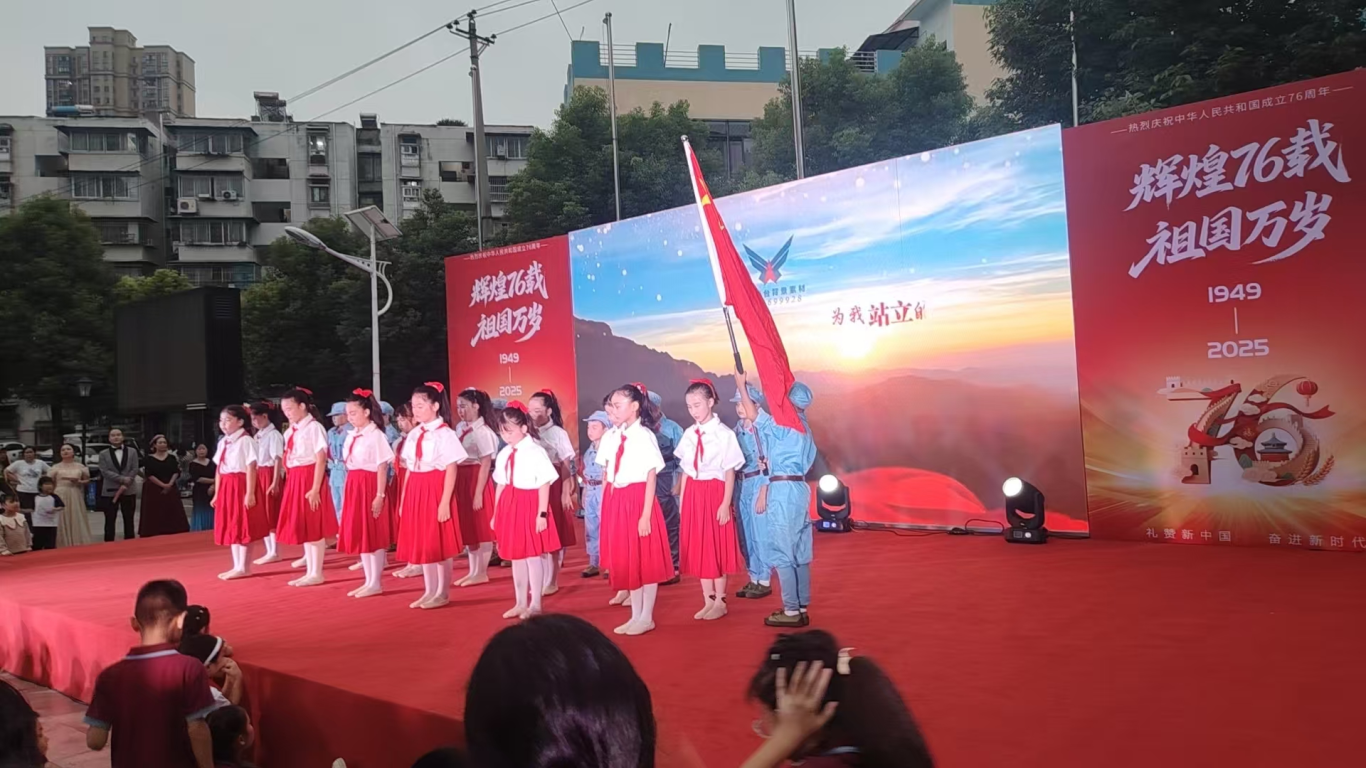 月满华诞夜，邻里共欢腾 ——关西小区“迎中秋庆国庆”联欢晚会圆满落幕