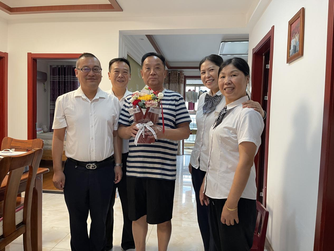 岁月染青丝，温情暖金秋——居安物业中豪明珠城管理处开展教师节敬老慰问活动