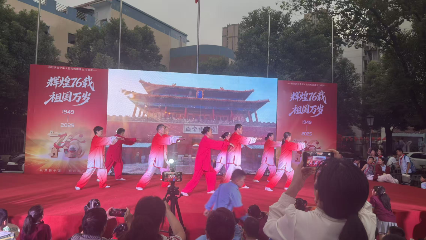 月满华诞夜，邻里共欢腾 ——关西小区“迎中秋庆国庆”联欢晚会圆满落幕