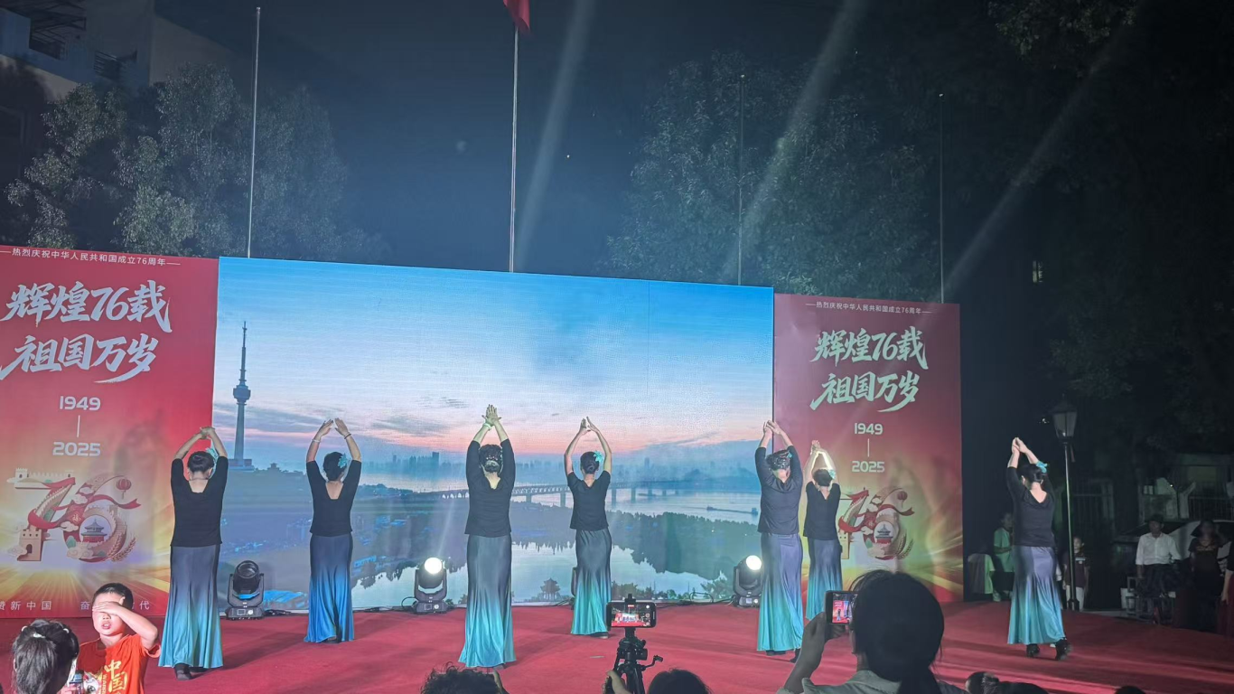 月满华诞夜，邻里共欢腾 ——关西小区“迎中秋庆国庆”联欢晚会圆满落幕