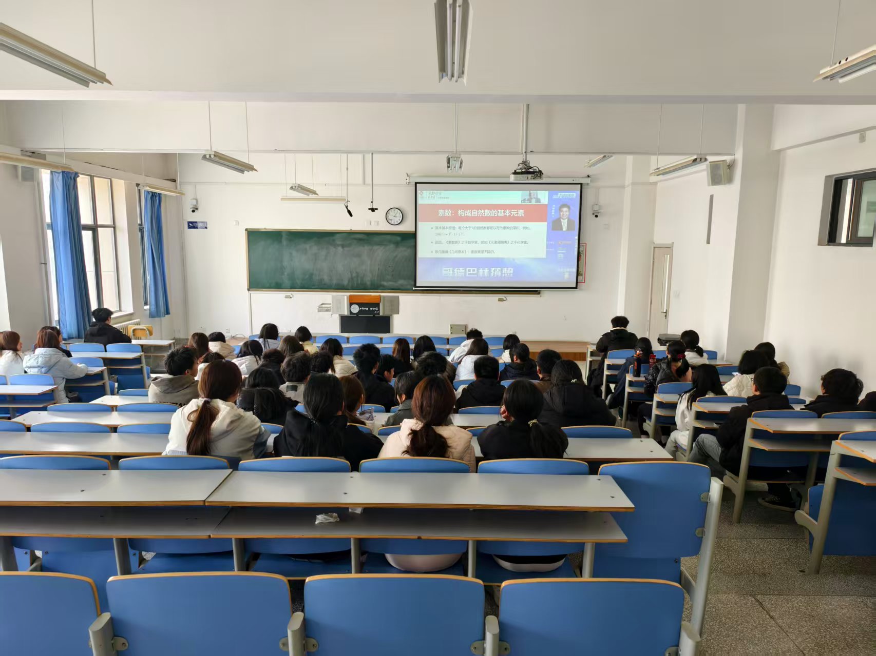观看讲座现场1.jpg