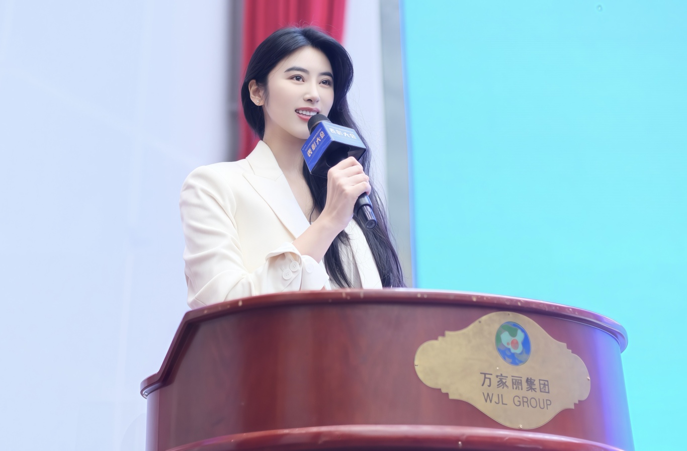 主持人定稿图.jpg