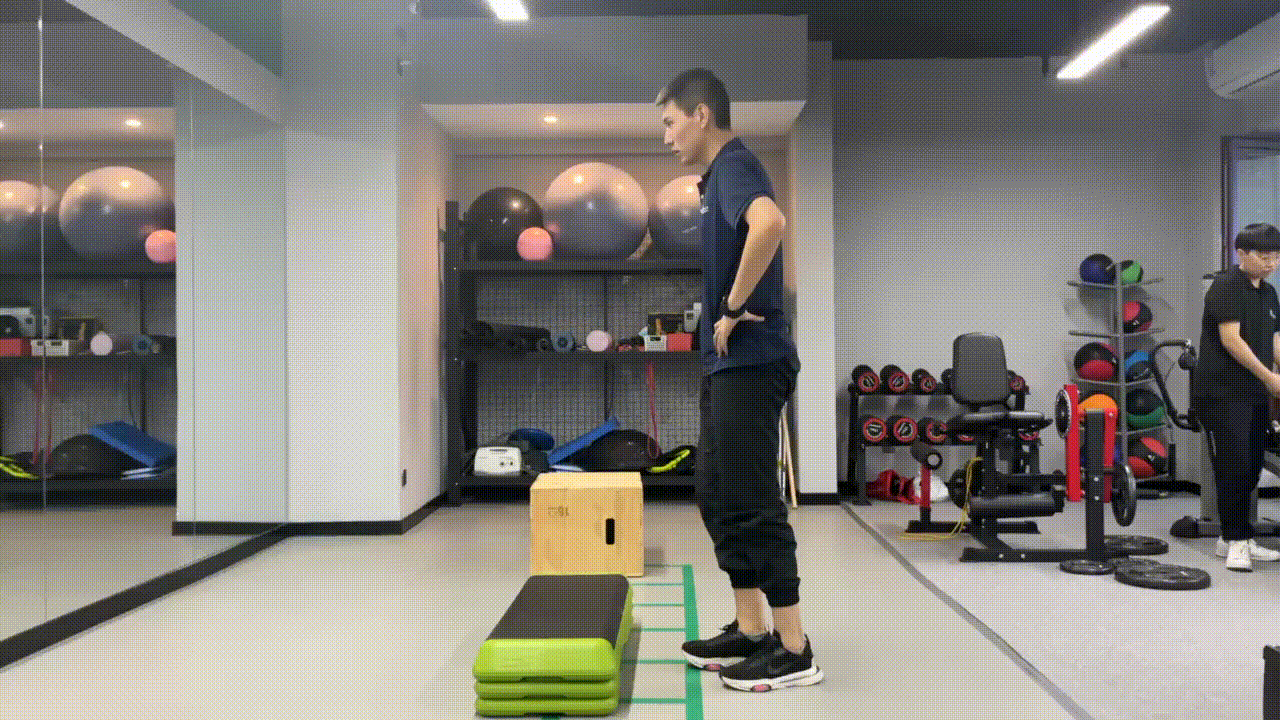 17单脚跳跃.gif