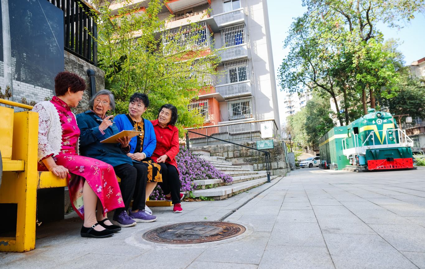 3、雷婆婆收集居民意见建议.jpg