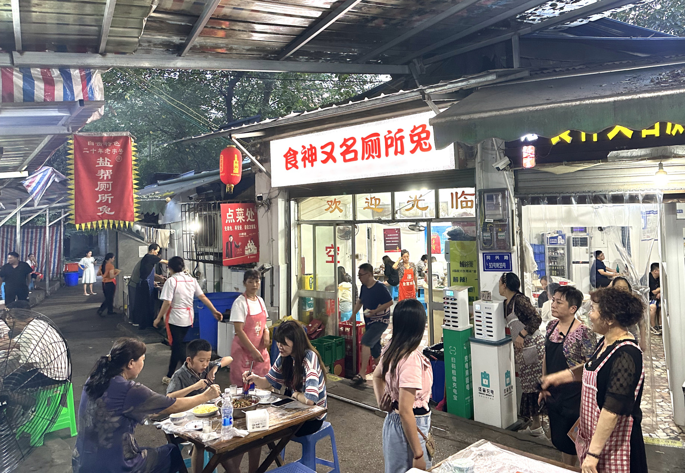 4食客络绎不绝.jpg
