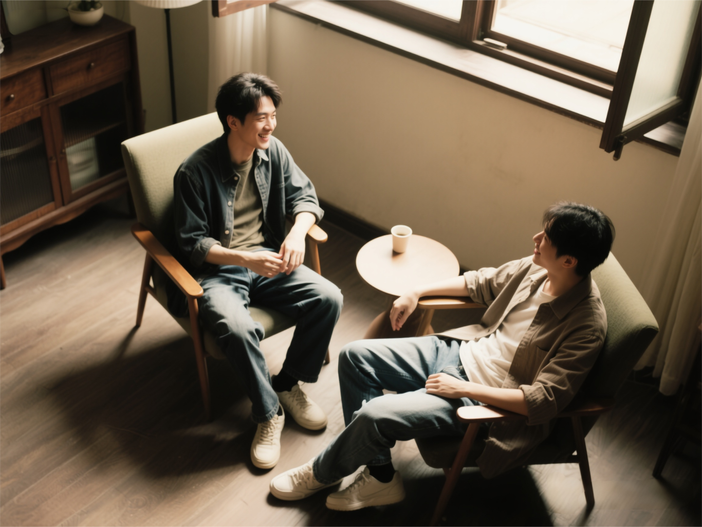 jimeng-2025-08-26-1709-坐两人在聊天.png