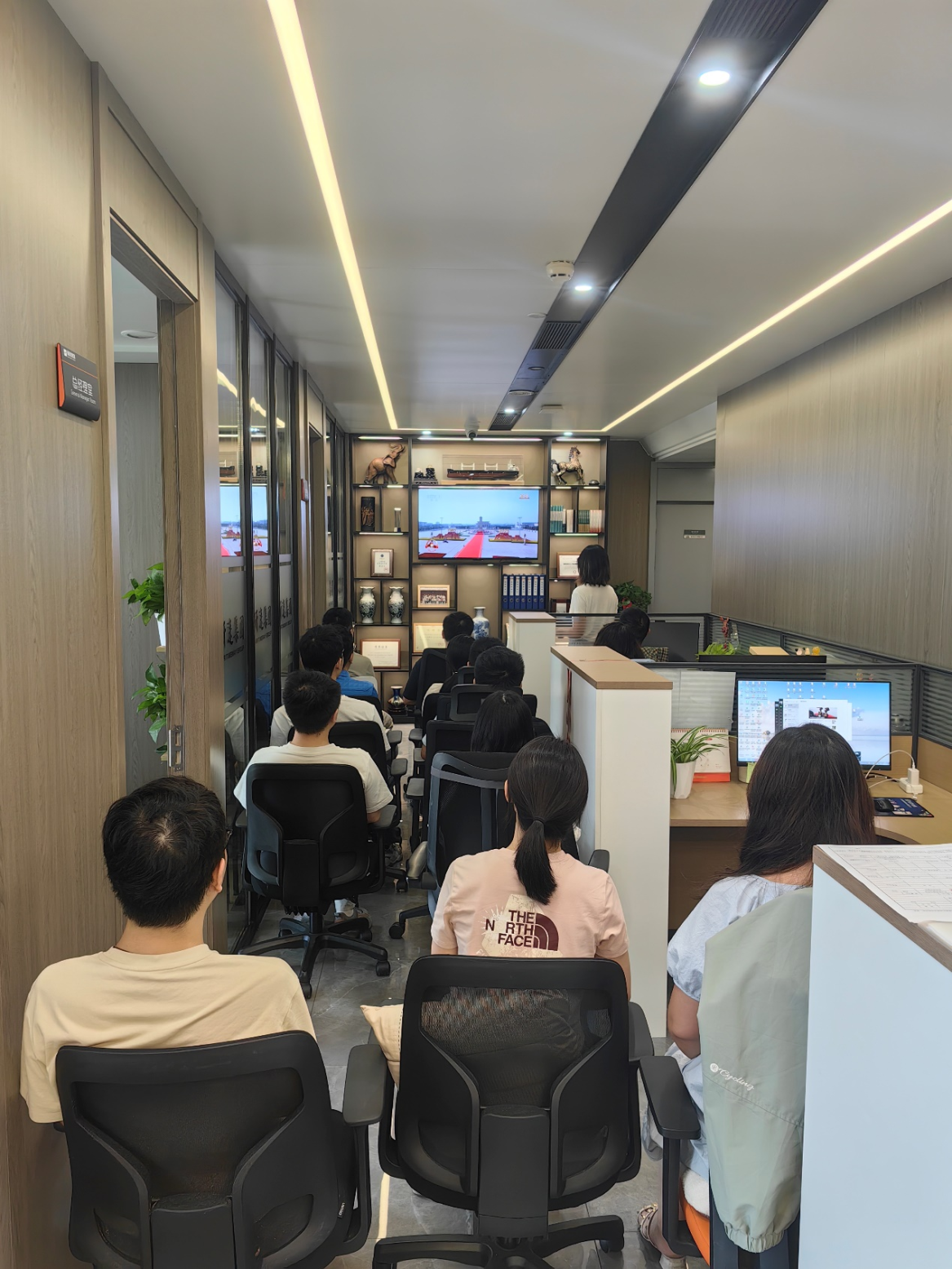 向海图强:研途海事公司组织员工集体收看大阅兵(图1) 向海图强:研途海事公司组织员工集体收看大阅兵(图1)