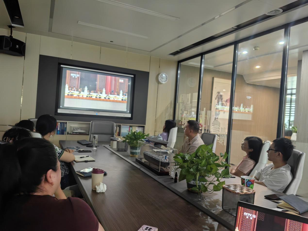 向海图强:研途海事公司组织员工集体收看大阅兵(图7) 向海图强:研途海事公司组织员工集体收看大阅兵(图7)