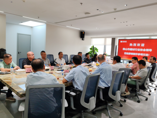 围绕参观体会和行业共性话题展开了热烈的讨论