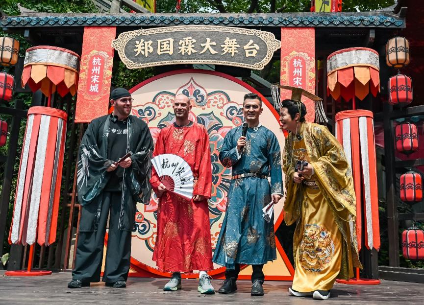 WSBK六冠王德比斯与零跑Lafa5的杭州之约！