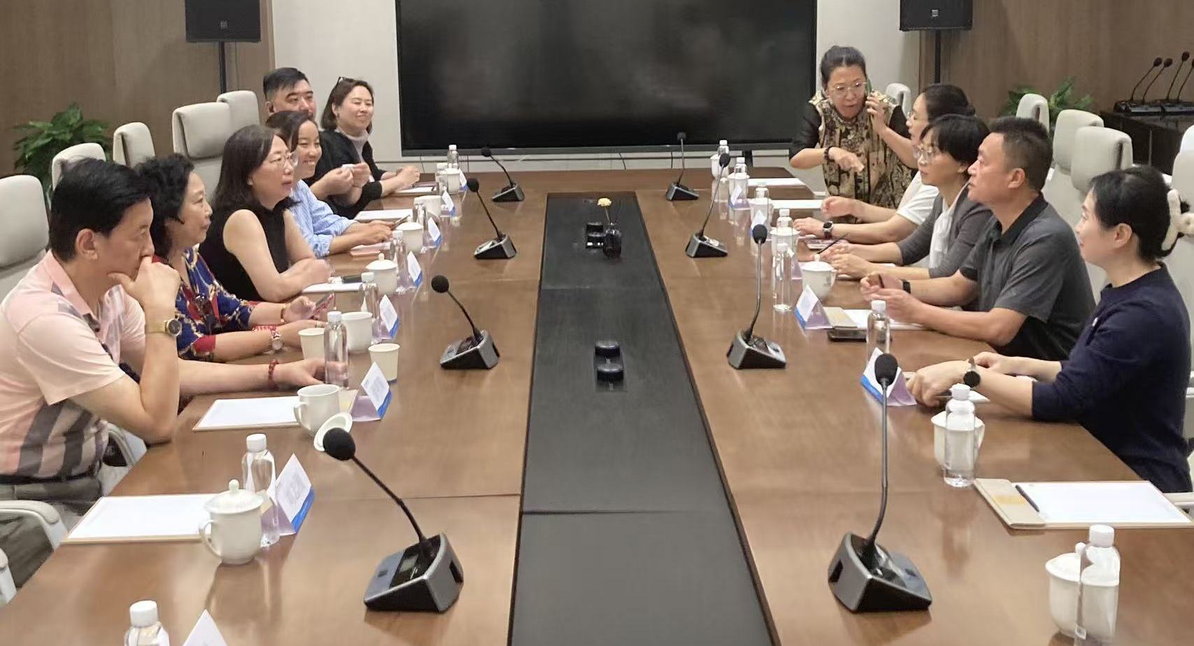 座谈会.jpg