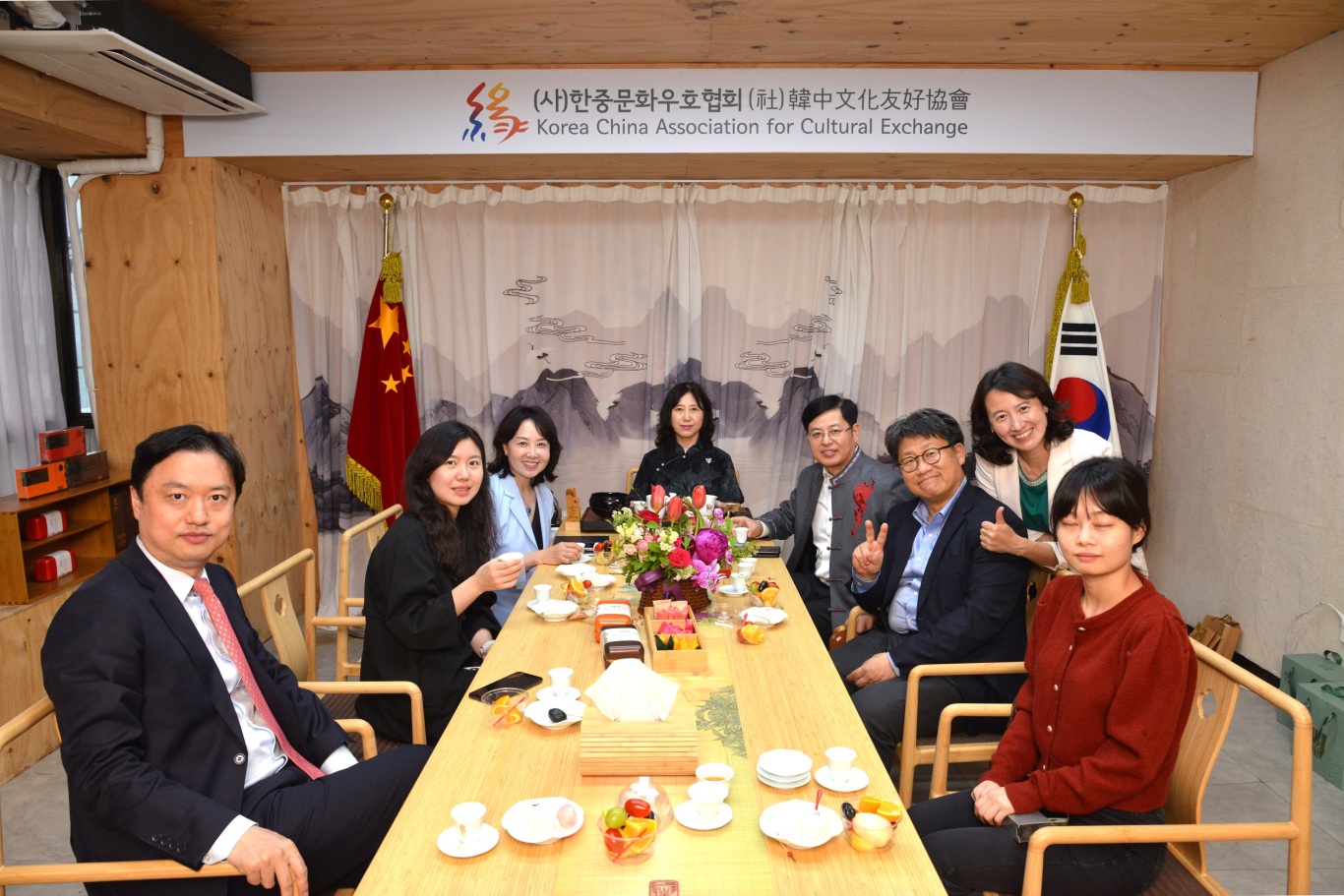 武夷山水品牌韩国运营中心揭幕活动在首尔成功举办，中韩茶人共同品鉴了来自南平的武夷茶和特色茶食.jpg