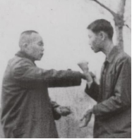 1976年陈法道师尊传授武技给林家乐.png