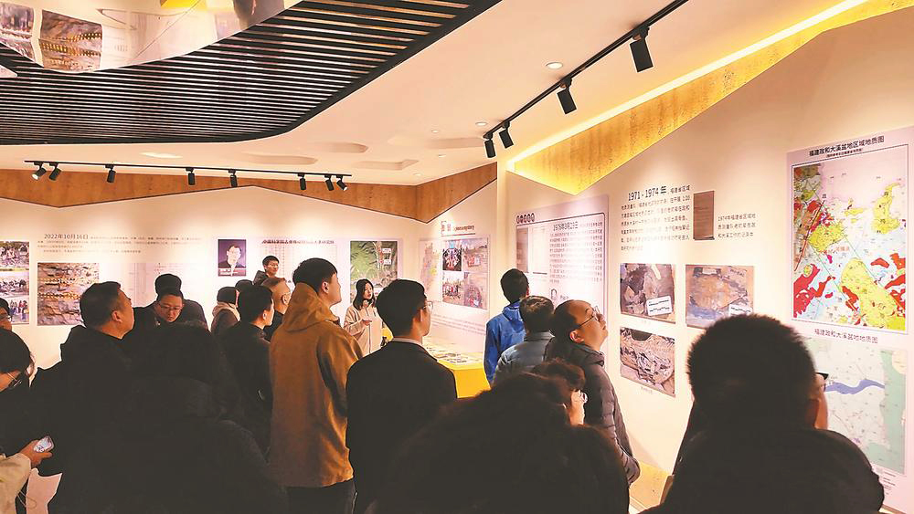 游客参观“亿年龙鸟展示馆”.jpg