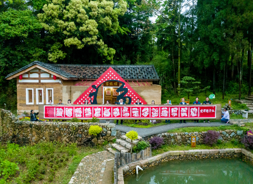 宁德市柘荣县靴岭尾村活化利用剪纸非遗剪出传统村落之美（图为剪纸长卷《血汗铸辉煌》）.jpg