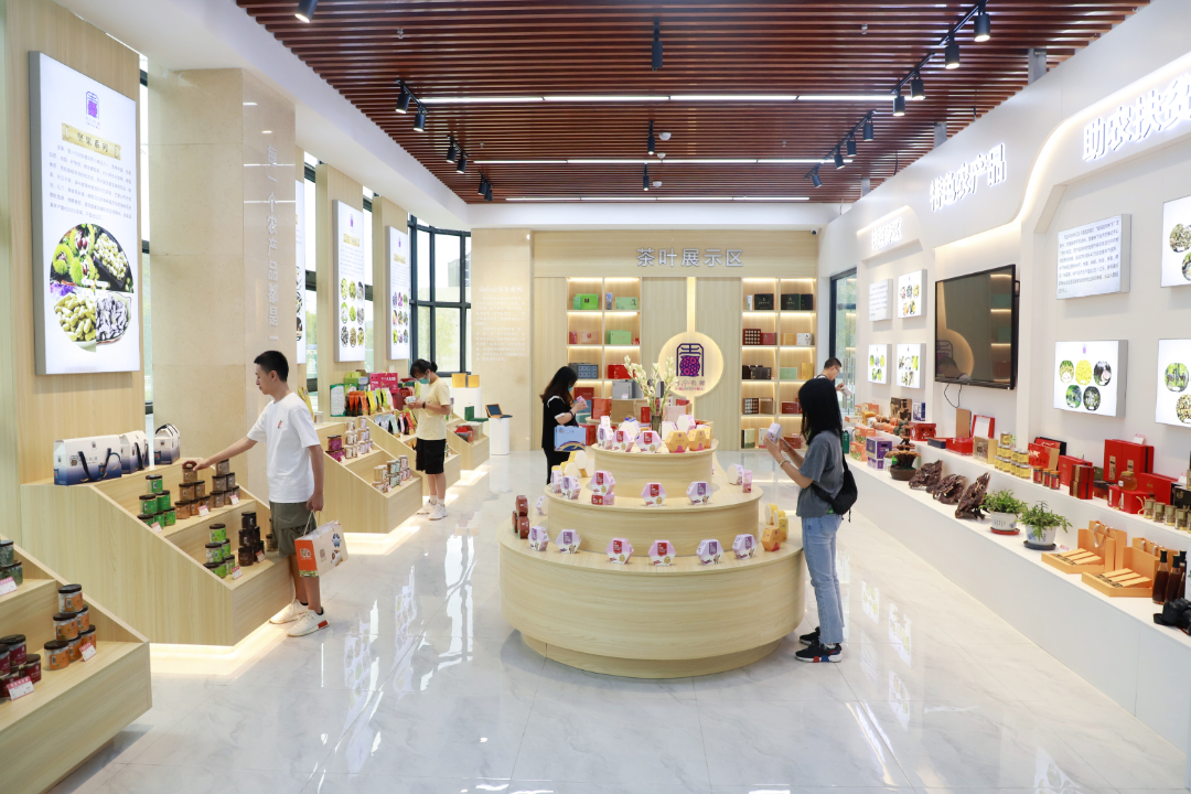游客在周宁有鲤销售中心挑选产品（林子杰 摄）.jpg