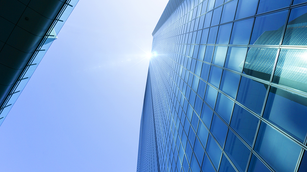 天空、建筑、曲线、建筑、玻璃、窗户、结构、云、反射、仰视、钢铁、现代、线条、城市、蓝色、框架、清洁、全球、公司、互联网