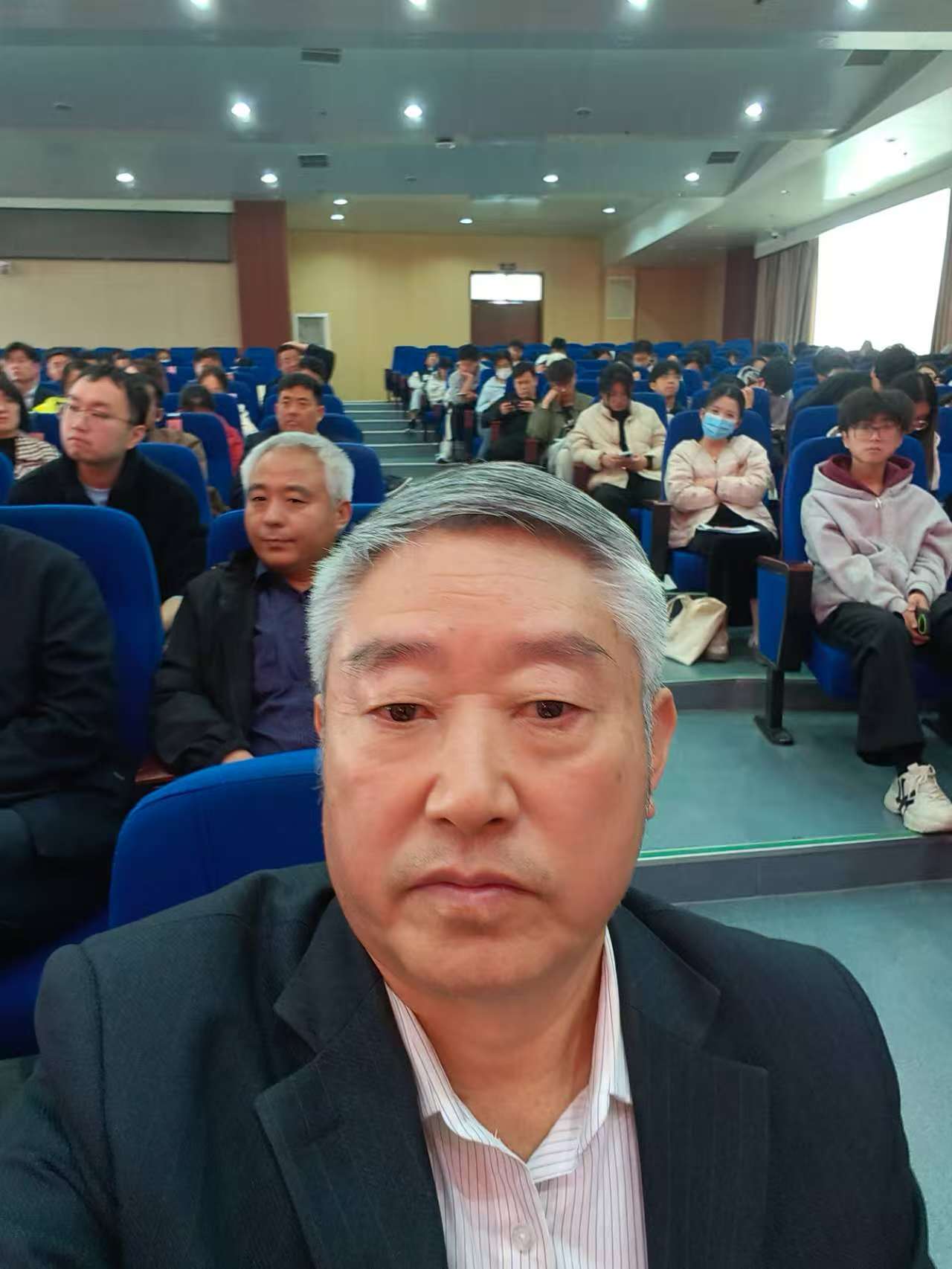 4.徐教授在前排就座.jpg