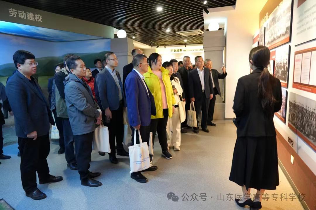 6.参观校史馆.jpg