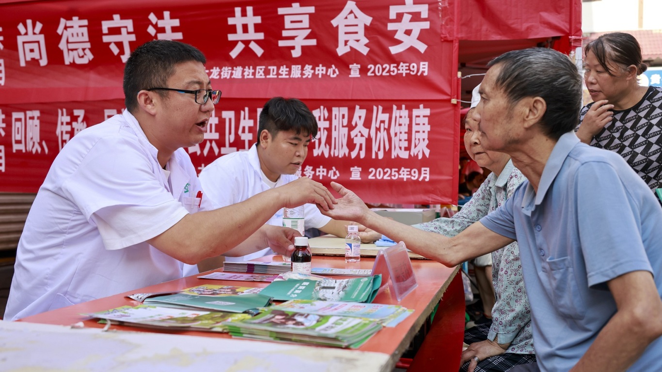 2025年9月16日，医护人员在贵州省铜仁市玉屏侗族自治县大龙街道大屯村接受赶集群众身体健康咨询。 (1).JPG