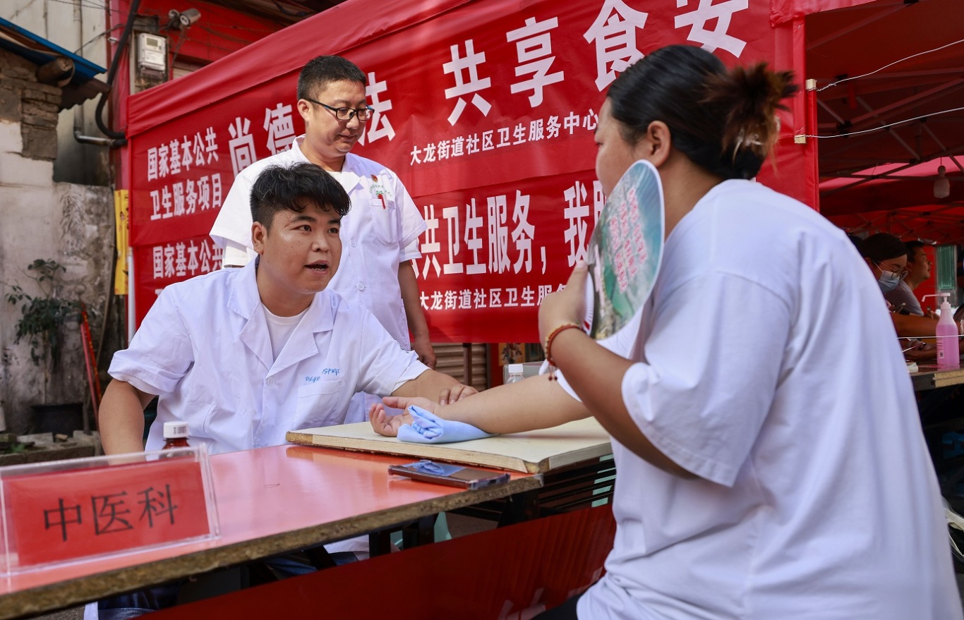 2025年9月16日，医护人员在贵州省铜仁市玉屏侗族自治县大龙街道大屯村给赶集群众把脉。 (4).JPG