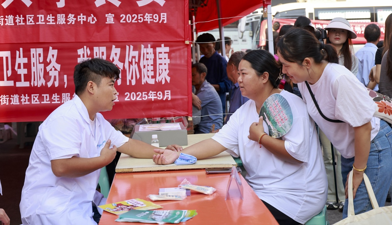2025年9月16日，医护人员在贵州省铜仁市玉屏侗族自治县大龙街道大屯村给赶集群众把脉。 (1).JPG