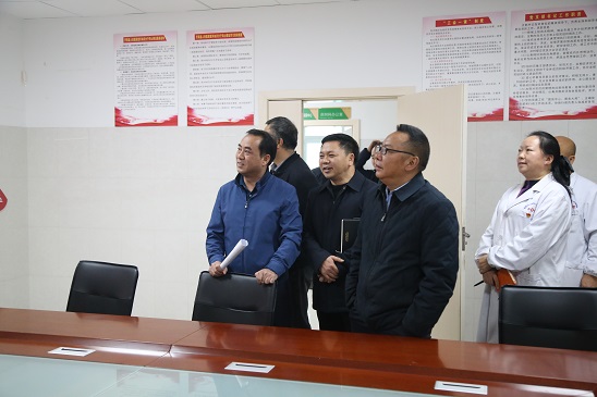 张勇部长在医院同心驿站调研.JPG