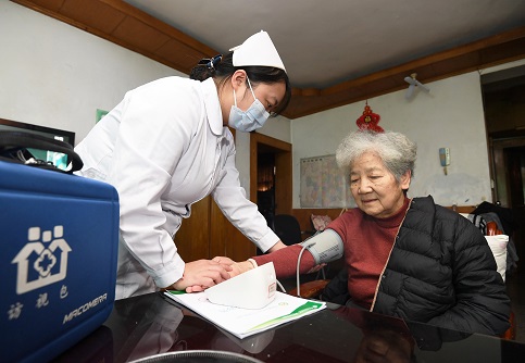 10月24日，贵州省建筑医院的医务人员入户为辖区老年人测量血压。.JPG