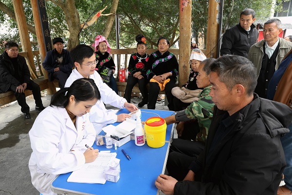 图4：2025年12月19日，在贵州省黔东南苗族侗族自治州榕江县平阳乡硐里村侗寨，医护人员在为村民测量血压。.JPG