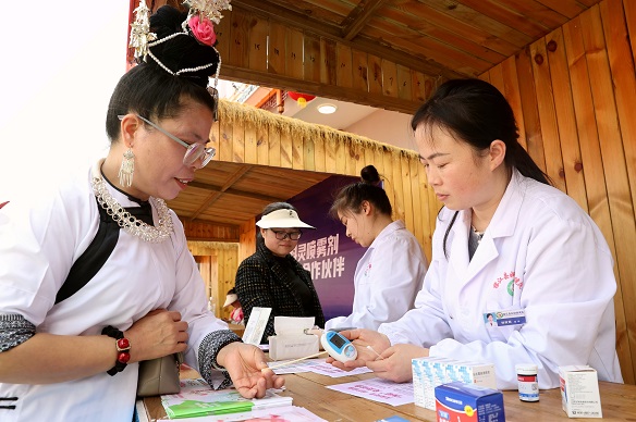 图8：2026年3月13日，在贵州省黔东南苗族侗族自治州榕江县城北新区“村超”足球场，榕江县妇幼保健院医务人员在为“村超”拉拉队员检测血糖。.JPG