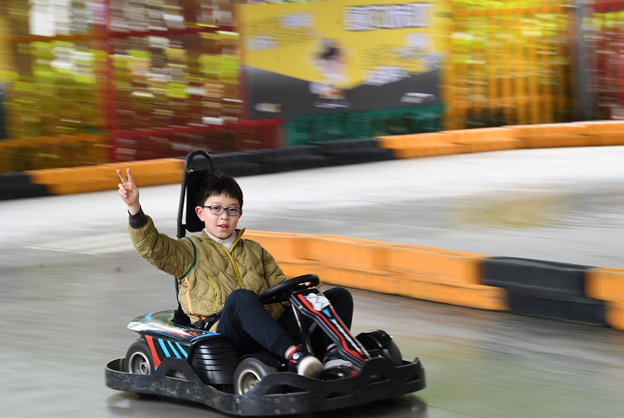 4月2日，在贵阳市河滨公园内，一小朋友正乘坐“儿童卡丁车”。.JPG