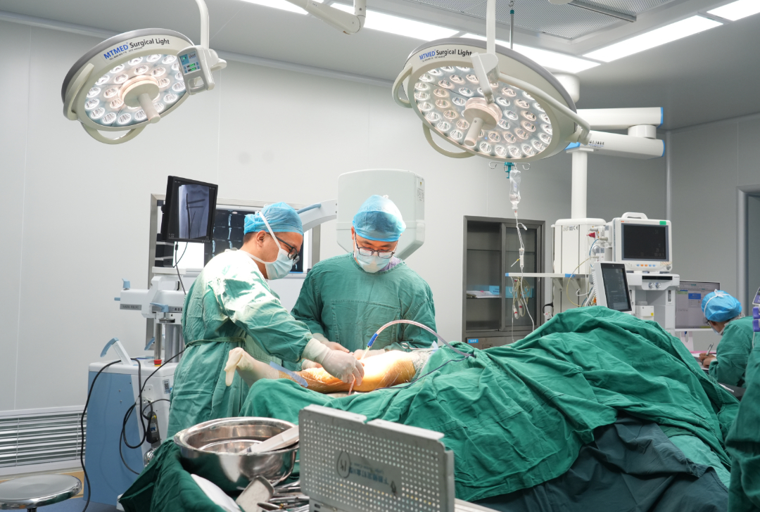 刘文科和同事一起为患者进行手术治疗 (1).JPG