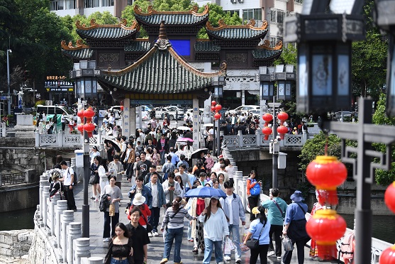 5月1日，游客在贵阳市甲秀楼景区参观游览。7.JPG