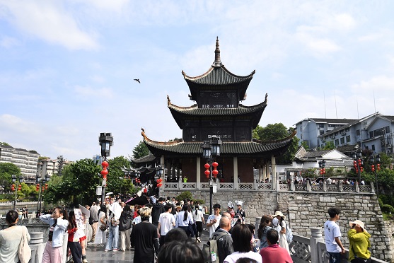 5月1日，游客在贵阳市甲秀楼景区参观游览。.JPG