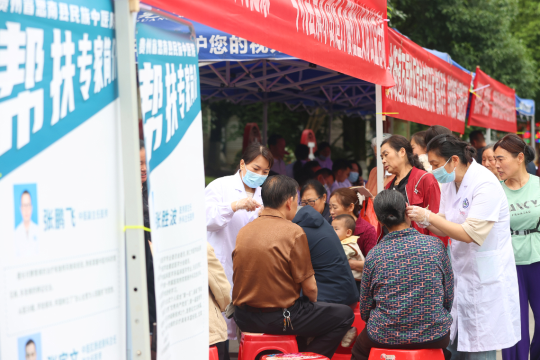 5月14日，思南县民族中医院帮扶专家团护士在岑巩县政府广场为群众义诊。.JPG