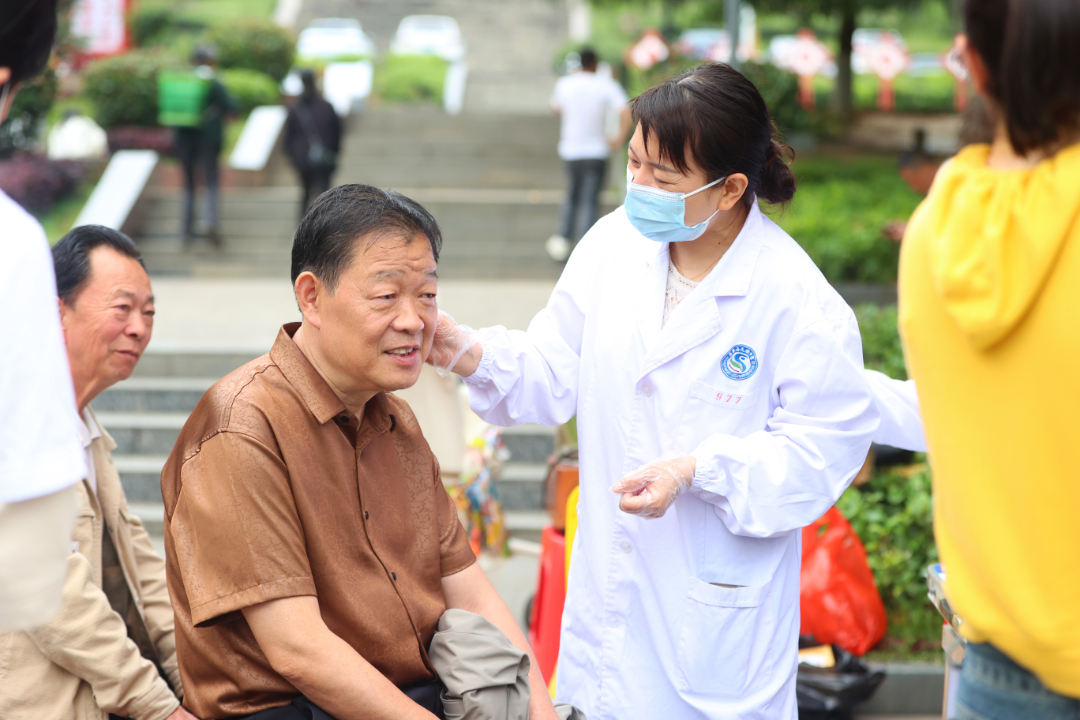 5月14日，思南县民族中医院帮扶专家团护士在岑巩县政府广场为群众做耳部穴位按摩。.JPG