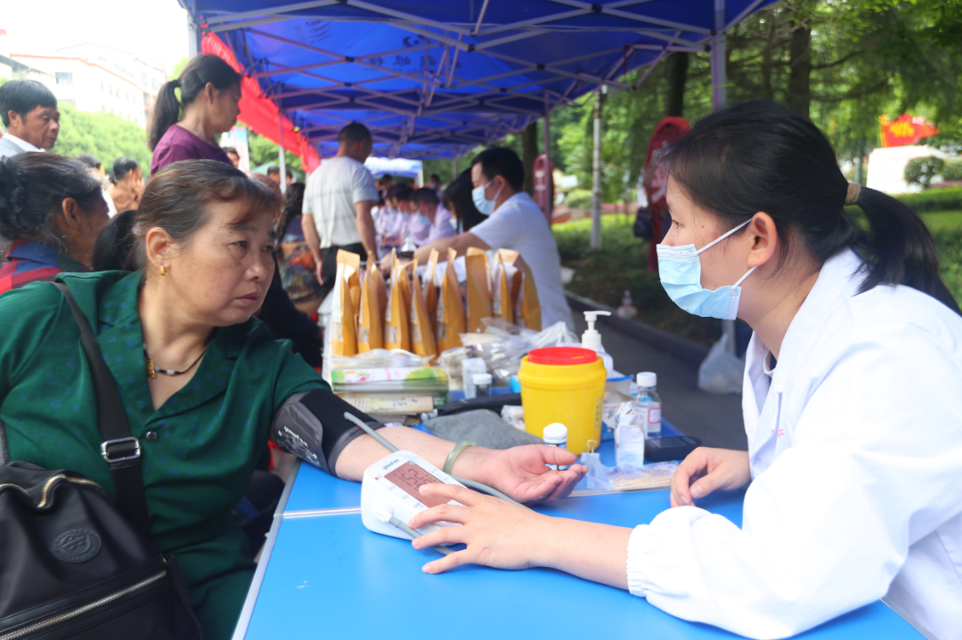 5月14日，思南县民族中医院帮扶专家团护士在岑巩县政府广场为群众测量血压。.JPG