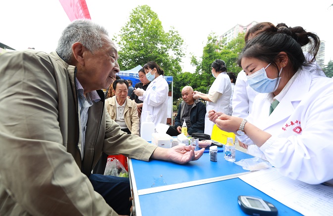 1.铜仁市思南县民族中医院的医生在给市民诊疗（万再祥 摄）.JPG