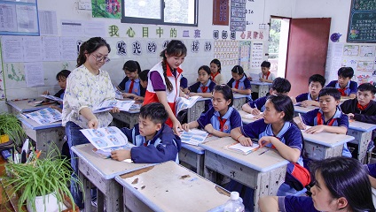 2026年5月13日，在贵州省黔东南苗族侗族自治州榕江县定威乡中心校，该县红十字会志愿者正向学生发放“三救三献”以及防溺水和应急救助宣传单。 (1).JPG