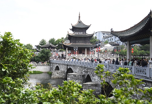 5月1日，游客在贵阳市甲秀楼景区参观游览。2.JPG