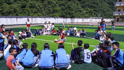2026年5月13日，在贵州省黔东南苗族侗族自治州榕江县兴华乡中心校足球场，该县红十字会志愿者正向师生现场讲解和演示应急救护相关知识和技能。 (14).JPG