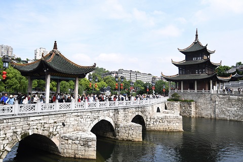 5月1日，游客在贵阳市甲秀楼景区参观游览。4.JPG