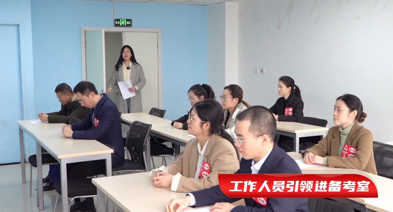 7工作人员引领进备考室.png