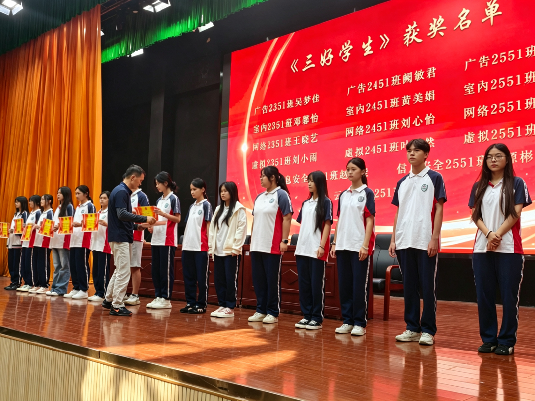 2、宋万里主任为三好学生颁奖.png 2、宋万里主任为三好学生颁奖.png